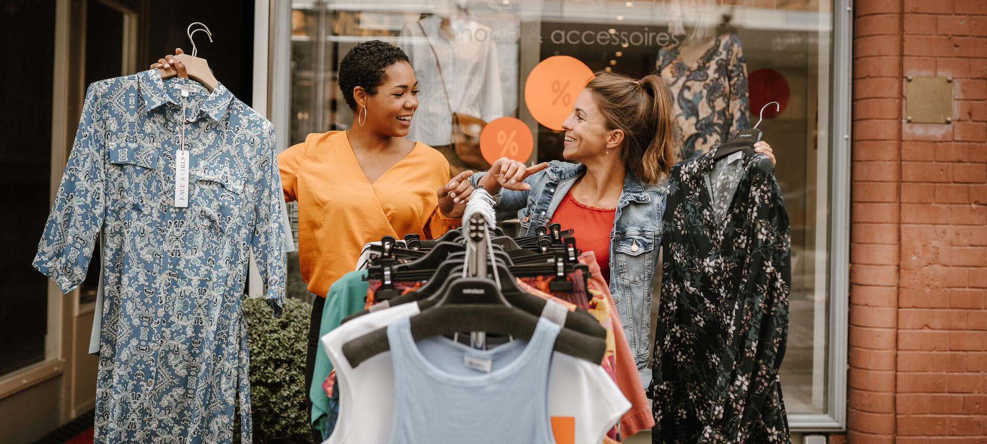 Zwei Frauen shoppen Kleidung