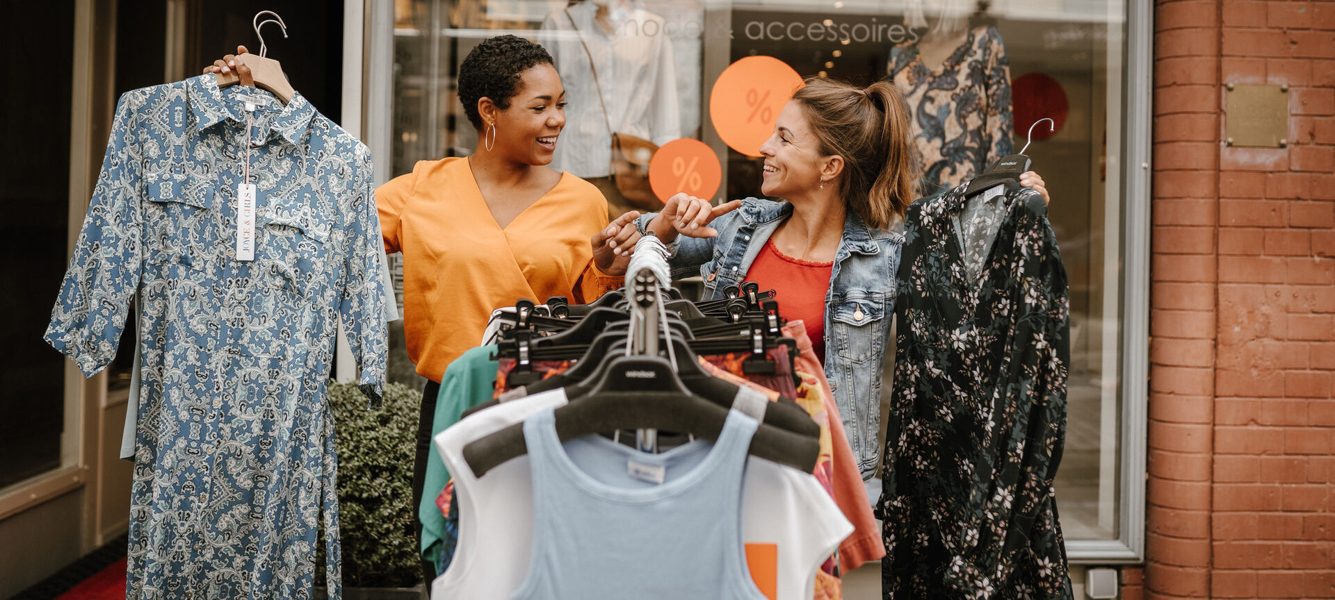 Zwei Personen beim Shoppen 