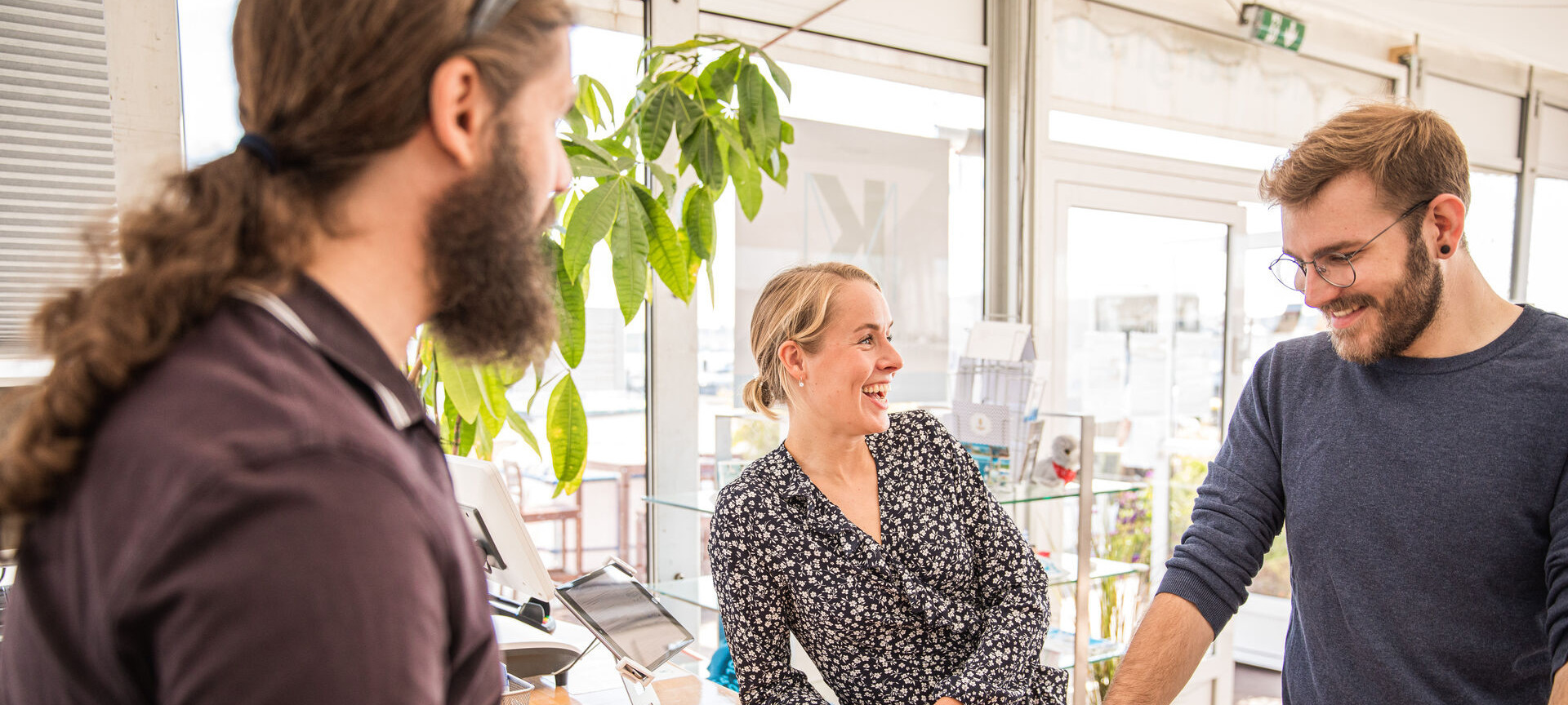 Drei Personen in einer Beratung